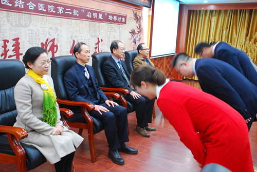 1546051952552497.jpg 鞠躬5_副本.jpg