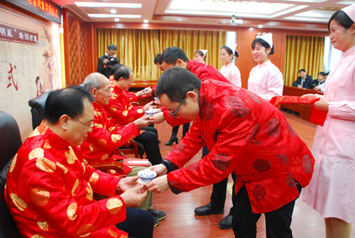 1546051959410840.jpg 中醫(yī)弟子獻(xiàn)茶_副本.jpg